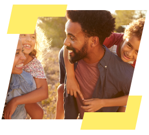 Família feliz com a Páscoa